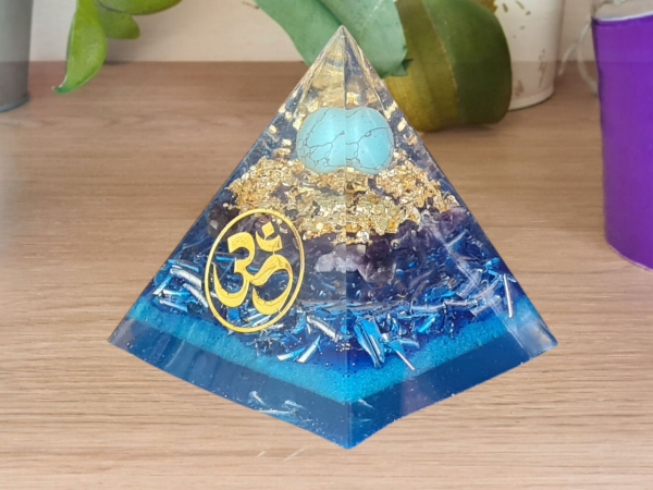 Orgonite pyramide bleu OM